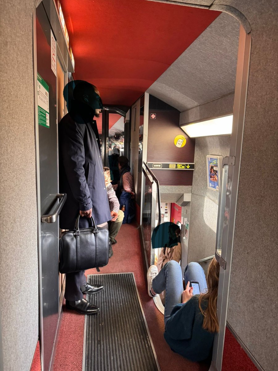 chtinono5962's tweet photo. @SNCFConnect @SNCFVoyageurs @GroupeSNCF @EmmanuelMacron @gouvernementFR Sérieux ? Les voyageurs Paris-Bdx vont devoir RESTER DEBOUT jusque Bdx puis de de Bdx à Biarritz. Quid des femmes enceintes, personnes âgées ?. C'EST HONTEUX https://t.co/3ZN9Oy8P2K