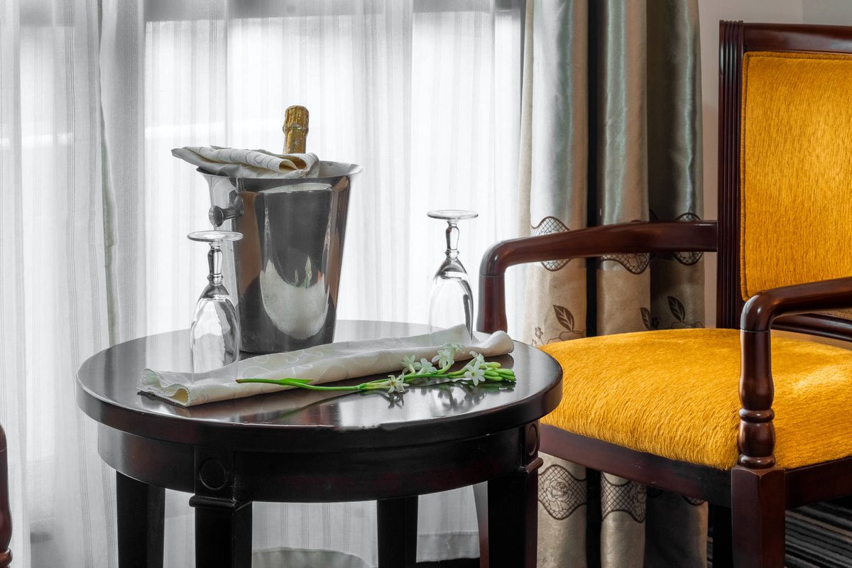 Hotel_EdaOba's tweet photo. 💫 Découvrez l'élégance et le confort de l'hôtel EDA OBA 🌿. Nous vous accueillons avec raffinement. Une bouteille prête à être dégustée, des verres cristallins et une ambiance chaleureuse: tout est pensé pour rendre votre séjour inoubliable.🍾✨

#hoteledaoba #elegance #confort https://t.co/b8uOnQNJwI