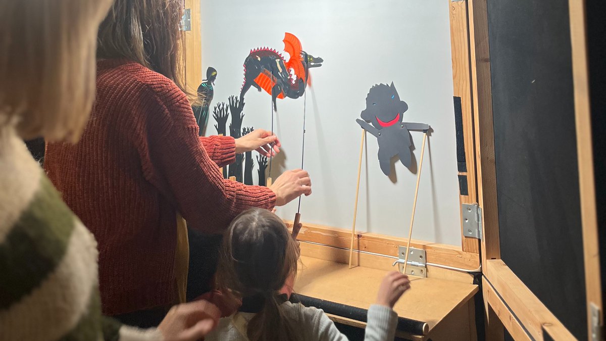 edisoncinema's tweet photo. Ahir vam tenir un matí molt animat al #CinemaEdison!
✨ Una sessió de curts de @FestivalFilmets en família i tallers de @Drac_Magic i @ermisendasoy sobre ombres xineses, stop-motion i joguines òptiques!
Moltes gràcies per a fer-ho possible. Estarem encantades de repetir! 😍 https://t.co/P5tnNGsRNC