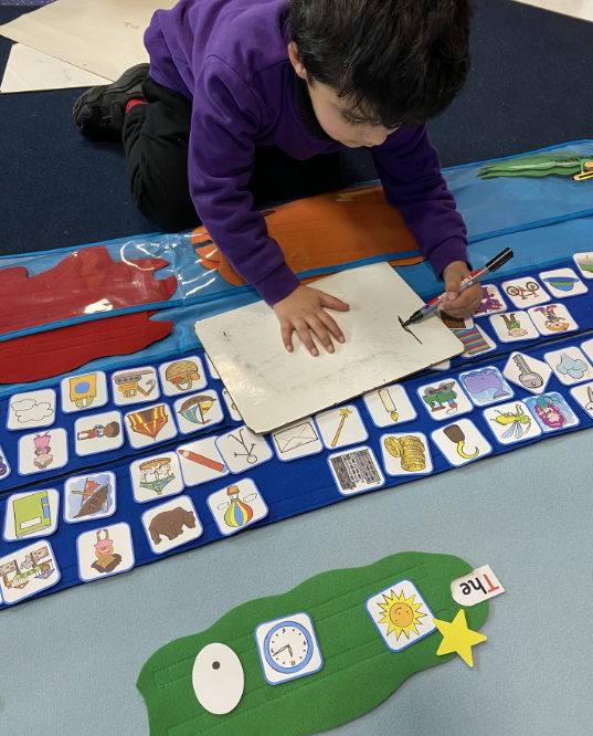 shipley_ce's tweet photo. Reception have been getting to grips with Mighty Writer this half term - using the pictures to construct, say and write sentences @WeAreBDAT @MightyWriter_UK #writing #constructing #sentences #visual #EYFS #reception https://t.co/KAh4ZtsDSv