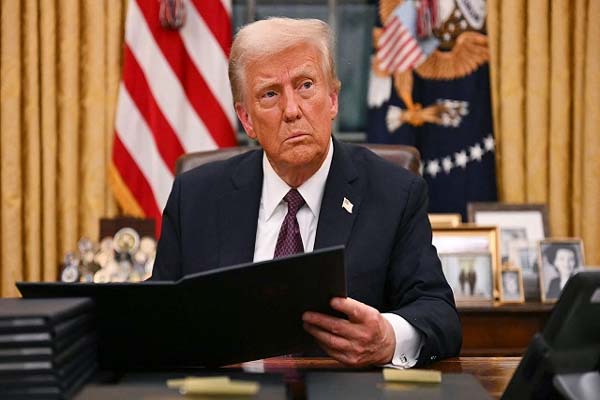 hindsamachar3's tweet image. ٹرمپ نےایک ساتھ 180ممالک پرگرائی گاج،5 لاکھ کروڑکی غیر ملکی امداد پرفوری لگائی پابندی، نظرثانی کاحکم
امریکی صدرڈونالڈ ٹرمپ نے180ممالک کو دی جانےوالی امریکی امداد فوری طورکی معطل۔
#Trumpexecutiveorderforeignaid #AmericaFirstpolicy #USAforeignaidreview #Trumpforeignaidsuspension