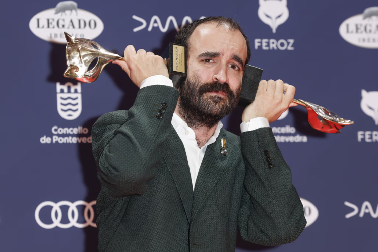 👏 Edu Sola s'endú el <a href="/PremiosFeroz/">Premios Feroz</a> pel guió de "Casa en flames"

👉 El santaeulalienc també ha guanyat el premi al millor guió per la sèrie televisiva "Querer"

Més informació a ▶️ recursos.ser.cat/tX6My9 #SantaEulàliadeRonçana