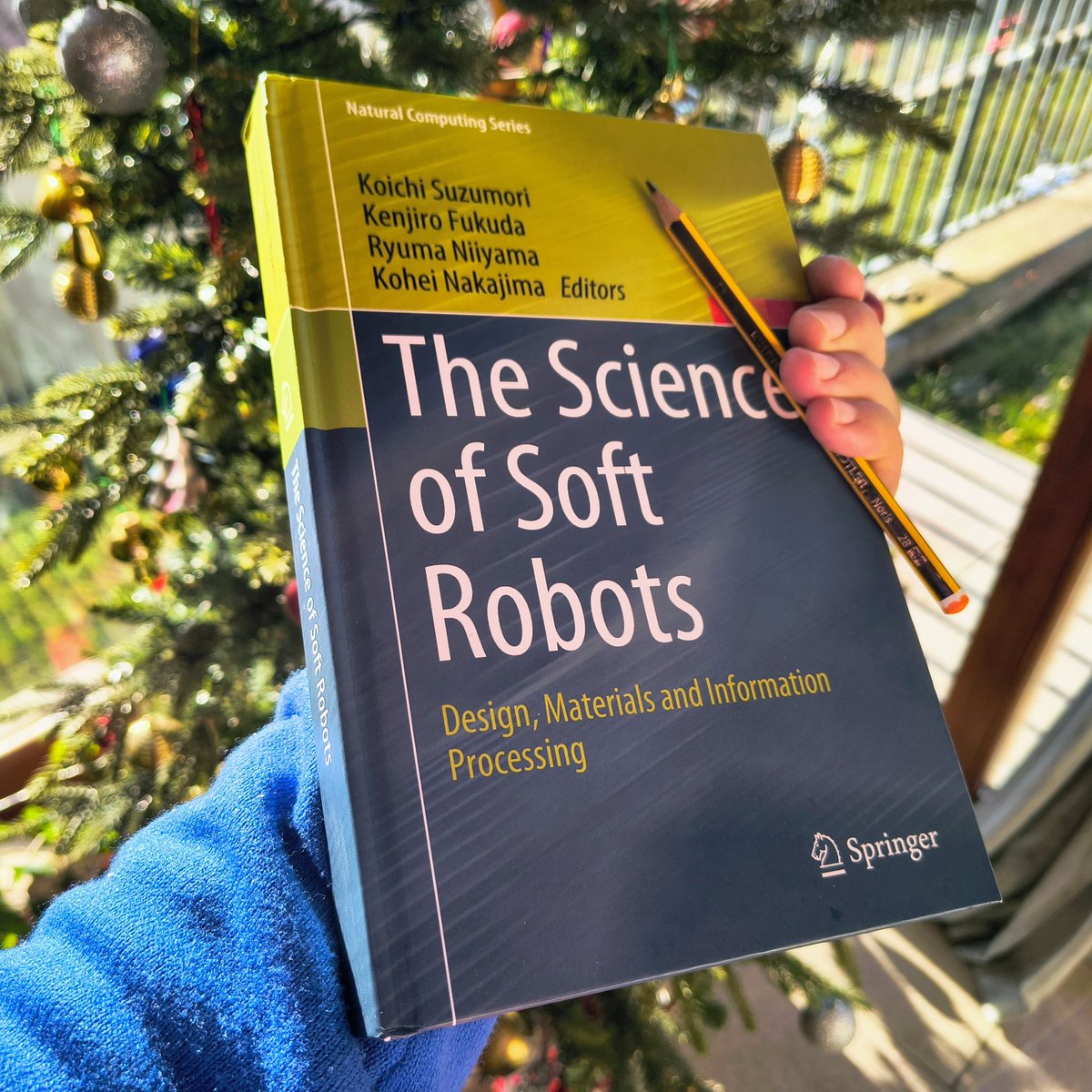 The 1st book review I took part in writing it's out on <a href="/GPEMthejournal/">GPEMjournal</a>: 👉🏽 rdcu.be/d7wPp. <a href="/EricaSalvato1/">Erica Salvato</a> and I read "The science of soft robots", by Suzumori et al., a massive book spanning across many different topics related to desing and building of #softrobots.