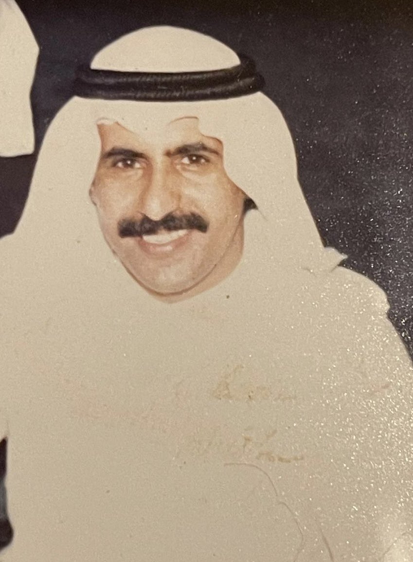 Drsaudaldaihani's tweet photo. طيّب الذكر بو فايز…
 ( هندي تركي بن صبر ) رحمه الله.
الذي حمل مشعل العلم وزيَّنه بدماثة الأخلاق وحسن الطباع، عطَّر سيرته بكل ما هو جميل، يصحبها الابتسامة التي تأسر من يشاهدها؛ عنوان قلب نصوح محب للخير 
لا تزال ذكراه شاخصة لم تغب 
 (قد مات قوم وما ماتت مكارمهم)، وما ذلك إلا لما تركه من أثر في نفس من عرفه ولقيَه من الخصال الكريمة والخلال الحسان.
مات فلم يمت مَن ذكرُه 
           حيٌّ على مر الليالي باقِ