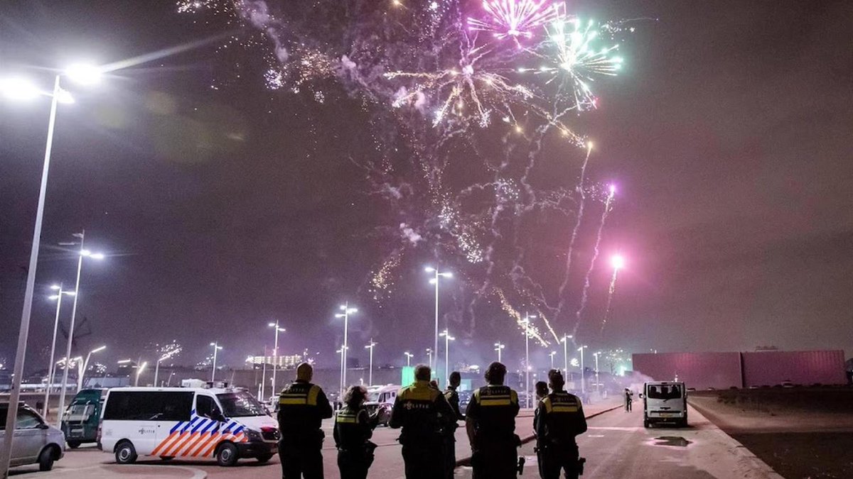 Agenten weigeren nog te werken tijdens oud en nieuw door falend vuurwerkbeleid: ’Cobra in je kraag en het is afgelopen’ haarlemsdagblad.nl/uitgelicht/age…