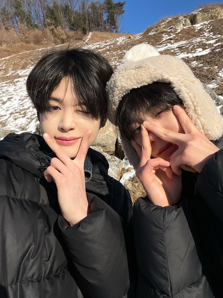 CYE_MEMBERS7's tweet photo. 여러분 안녕하세요! 징시앙입니다! 🐧❤😊 
오늘 눈이 와서 많이 추워요!!! 여러분 너무 보고 싶어요!!! 미끄러우니까 조심하시고 감기도 조심하세요!

아 그리고 여러분 혹시 추천하고 싶은 패션이 있다면 추천 부탁드려요!

#마징시앙 #MAJINGXIANG
#CLOSEYOUREYES #클로즈유어아이즈
#클유아 #CYE https://t.co/D5v4QfnRT1