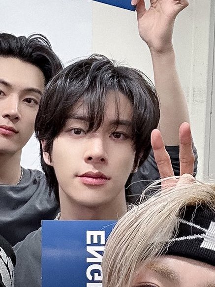 ชีวิตนี้ชั้นจะหาผู้ชายแบบเจค หน้าเหมือนเจค (เจค) ได้จากที่ไหนวะ 😭😭 หล่อแบบหล่อ ตกหลุมรักทุกวัน ทำไมไม่เปนน้องข้างบ้านชั้น 😭