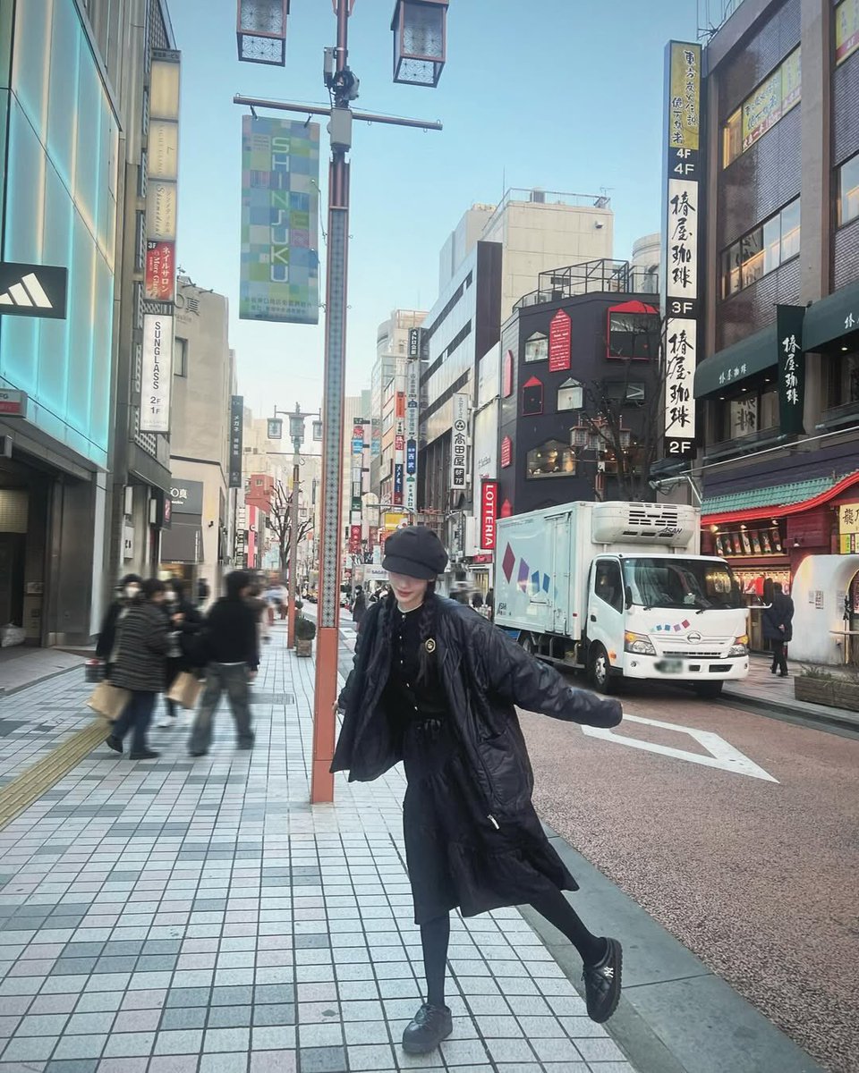 “… / Strolling through the streets with yours truly.” ꪆৎ