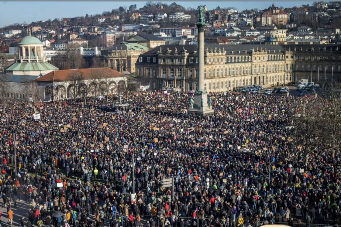 soumi_ds's tweet photo. In Germania, un milione e mezzo di persone sono scese in piazza contro i neonazisti, o meglio, contro i nazisti di AfD. https://t.co/tJAl6Nxeep