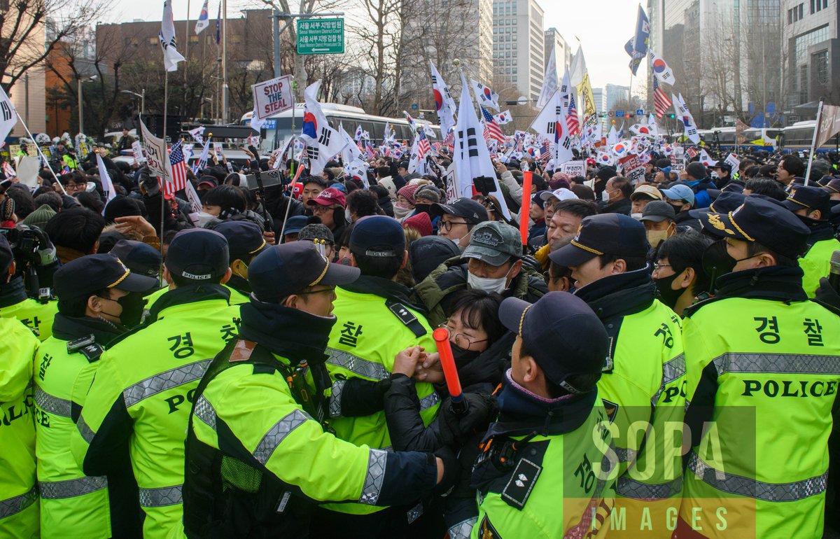sopaimages's tweet image. #Supporters of #impeached #SouthKoreanPresident #YoonSukYeol #scuffle with #policeofficers in front of the #SeoulWesternDistrictCourt in #Seoul, #SouthKorea on Jan 18, 2025. South Korea's impeached #President Yoon Suk Yeol attended a hearing at a Seoul court. 📷  Kim Jae-Hwan