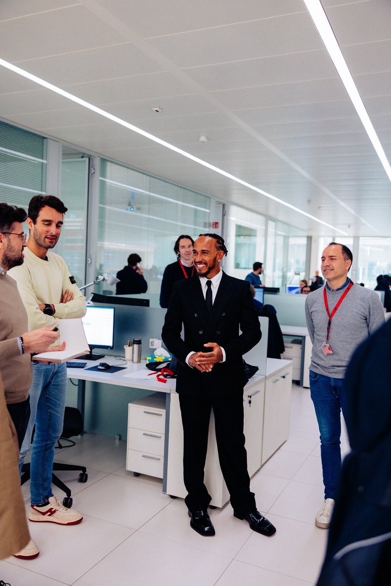 Lewis Hamilton’un geçen haftaki ziyareti sırasında Vasseur ve Elkann tarafından fabrikada gizlenmiş şekilde duran 5-10 beygirler konusunda uyarılmış.

Gördüğü anda büyüsüne kapılmadan en yakın mühendisi bilgilendirmesi konusunda tembihlenmiş.

Kaynak: 🍑