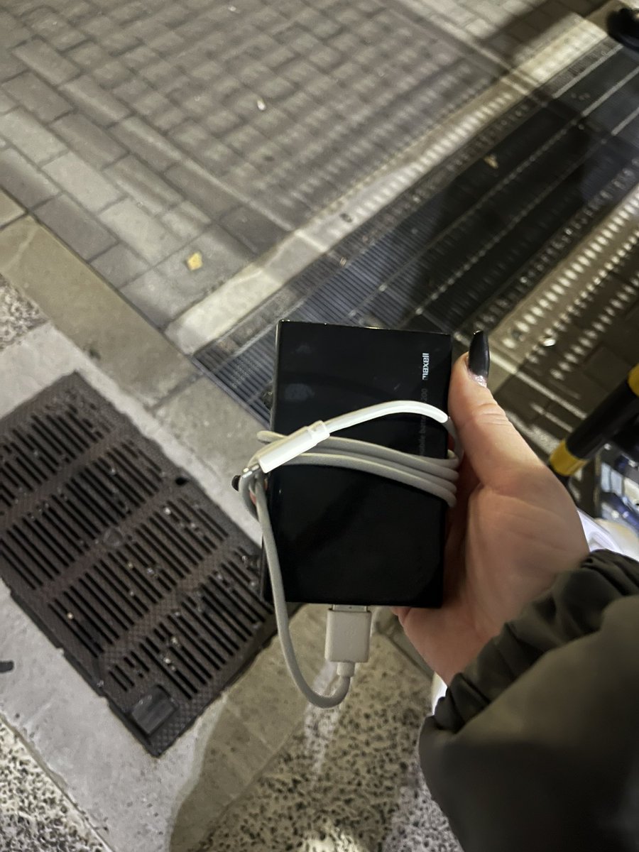 ENHYPEN ミーグリ 神戸

⚠️拡散希望です

2部の列並んでる時に前の方が充電器貸してくださったのですがはぐれてしまって返せていないままです😭😭😭
必ずお返ししたいので皆さん拡散お願い致します😭😭😭😭