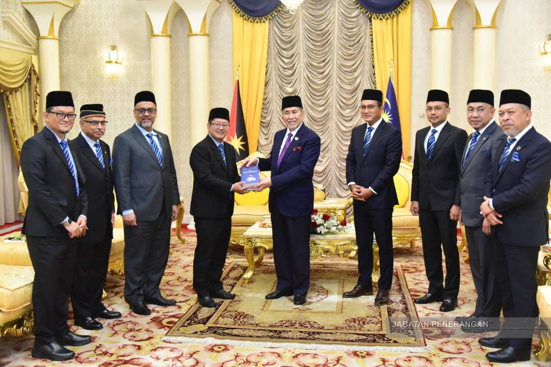 JapenSarawak's tweet photo. Yang di-Pertua Negeri Sarawak, Tun Pehin Sri Dr. Wan Junaidi Tuanku Jaafar telah menerima kunjungan hormat dpd Ahli Lembaga Pengarah &amp; Jawatankuasa Pengurusan Bank Rakyat diketuai oleh Menteri Pembangunan Usahawan &amp; Koperasi, Datuk Ewon Benedick di Astana Negeri, pagi tadi. https://t.co/AMDae35hqo
