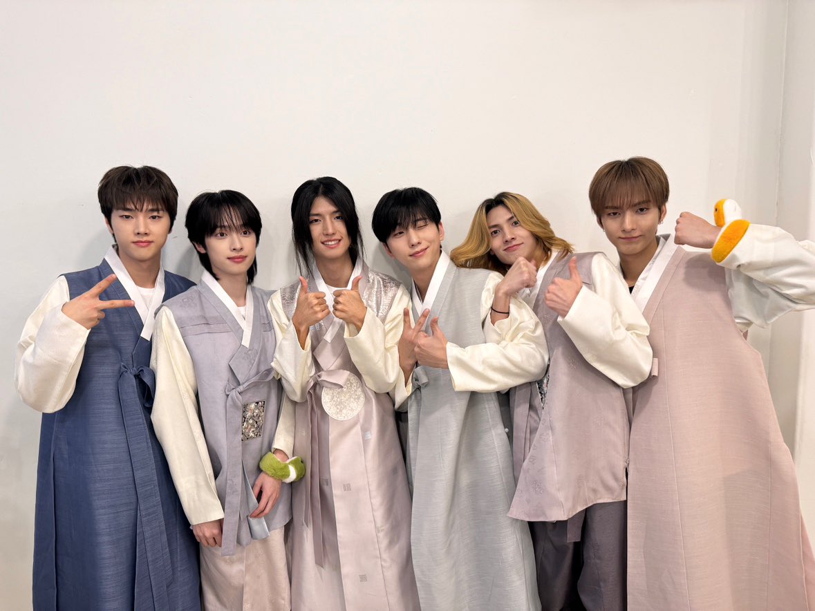 XH_official's tweet photo. [ #Xtra_Scenes ]

곱디 고운 한복디즈의 우당탕탕 가족 잔치💗

즐거운 설 연휴의 시작은 엑디즈와 함께!🧧

#XdinaryHeroes #엑스디너리히어로즈
#WE_ARE_ALL_HEROES https://t.co/GlyBnl3zBi