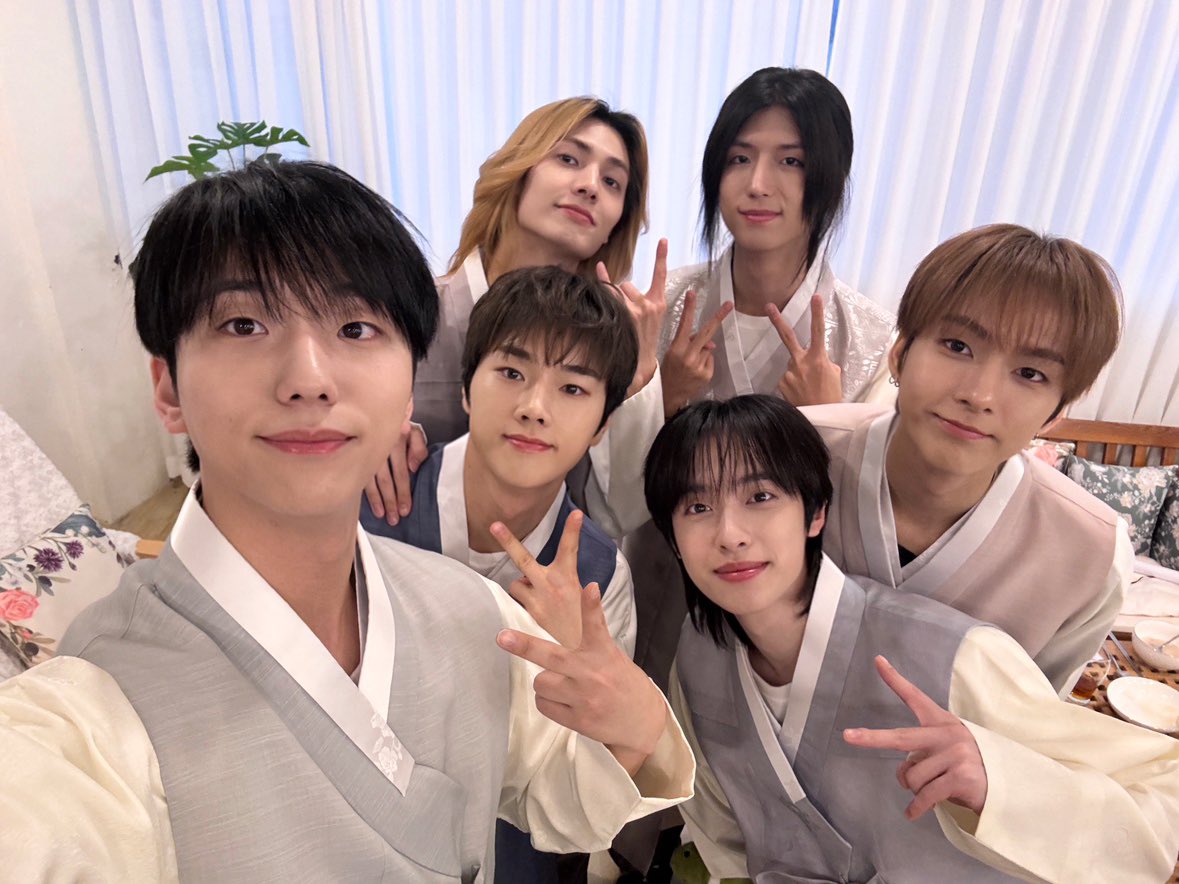 [ #Xtra_Scenes ]

곱디 고운 한복디즈의 우당탕탕 가족 잔치💗

즐거운 설 연휴의 시작은 엑디즈와 함께!🧧

#XdinaryHeroes #엑스디너리히어로즈
#WE_ARE_ALL_HEROES