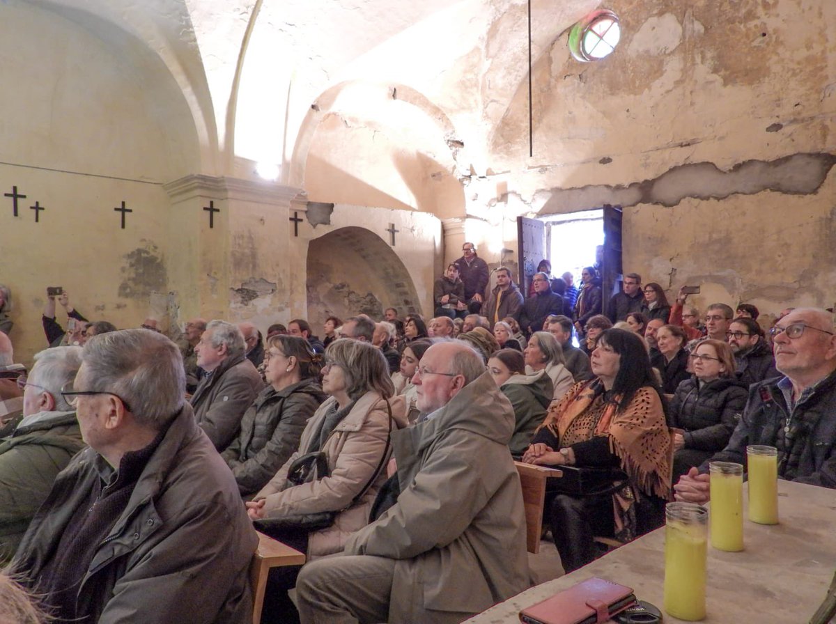 elportdelaselva's tweet photo. Ple de gom a gom ahir a la presentació del llibre “La Vall de Santa Creu” d’Arnald Plujà i Canals a l’església de Sant Fruitós de La Vall. #lavalldesantacreu #història #elportdelaselva https://t.co/CPdMc8EX77