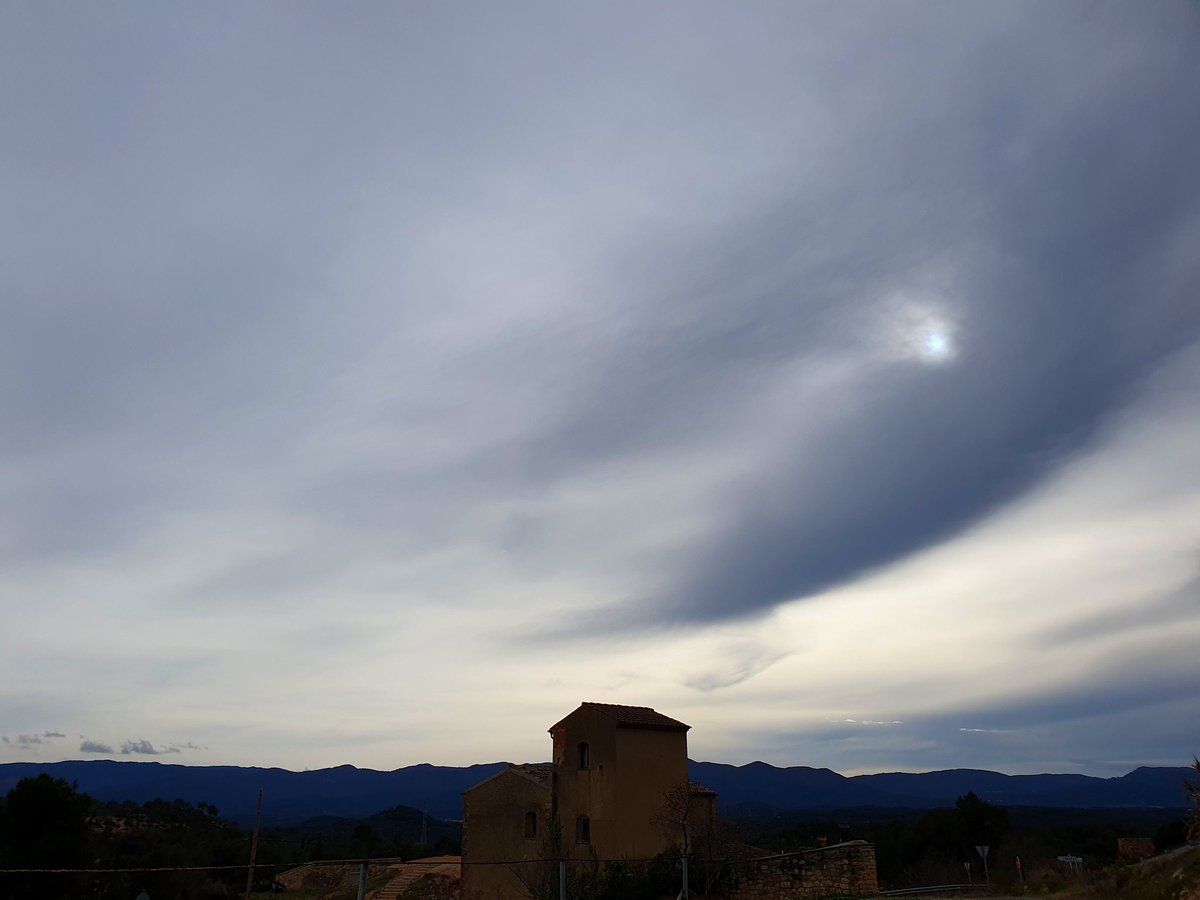 meteoecovisual's tweet photo. #altoestratos #translucidus y #altocumulos #lenticulares la pasada tarde de domingo desde Tarrés.

#tarres
#lesgarrigues 
#cielos #cielo #nube #nubes #meteo #meteorologia
#observadormeteorologico https://t.co/M4ZyjWJUxV
