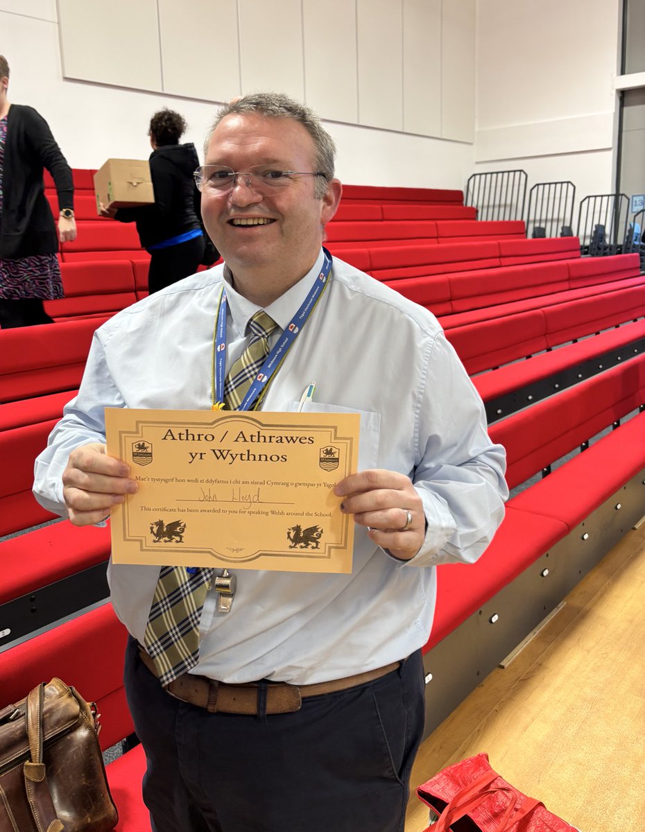 🏴󠁧󠁢󠁷󠁬󠁳󠁿Llongyfarchiadau I athro yr wythnos. da iawn i Mr Lloyd am ddefnyddio Cymraeg o gwmpas yr ysgol👏🏻
🇬🇧Congratulations to teacher of the week. Well done to Mr Lloyd for using Welsh around the school👏🏻 @CSCSiarterIaith