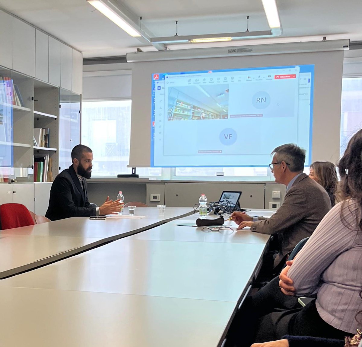 MHIMOXV_XIX's tweet photo. El pasado día 23 de enero, @JoeLozano7 defendió su tesis doctoral "Españoles en Palermo. Extranjería, ciudadanía y presencia urbana (ss. XVI-XVII)" en Nápoles. Nos enorgullece ver cómo nuestros exalumnos prosperan en sus carreras académicas.
 ¡Felicidades, doctor! 🎉 https://t.co/7n0uG8Wf6G