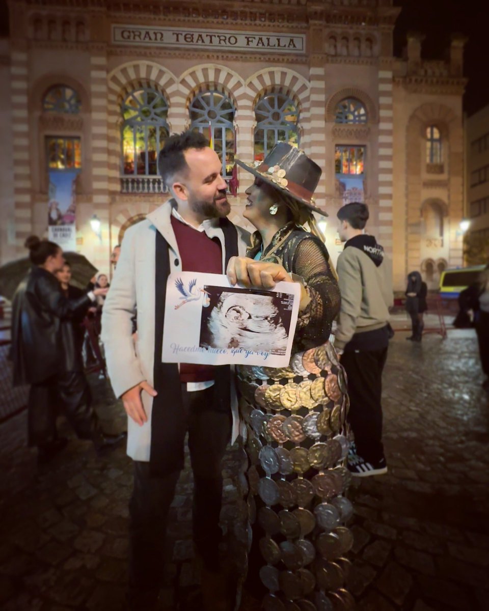 lauravm89's tweet photo. Es lo que tiene lanzar una moneda a la fuente, que a veces, los sueños se hacen realidad.

Mi chispita, tus papás te estamos esperando para llenarte de amor… nos morimos de ganas por tenerte en nuestros brazos.

¡Te vemos la carita en verano! 🐣✨

#VillaGorCrece @AlvaroCamGom https://t.co/DVTIbzPYke