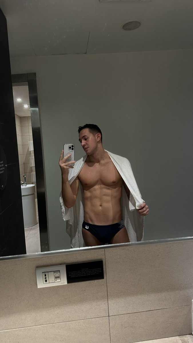 Alepontebridge's tweet photo. il nuoto è uno sport completo https://t.co/wfImczeg5r