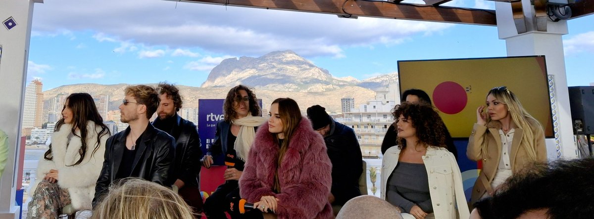 AEVeurovision's tweet photo. RdP en el mirador del mediterráneo con los/as concursantes de la 4ª edición del @BenidormFestTVE 2025, @eurovision_tve #eurovision2015 #BenidormFest2025 https://t.co/K7z3Y2bljT