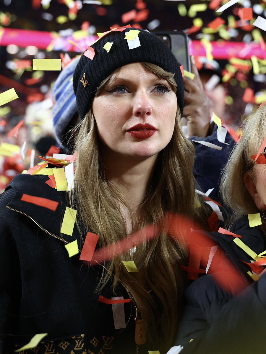 me when taylor left the stage, the lights came on and the confetti kept falling at the end of my eras shows