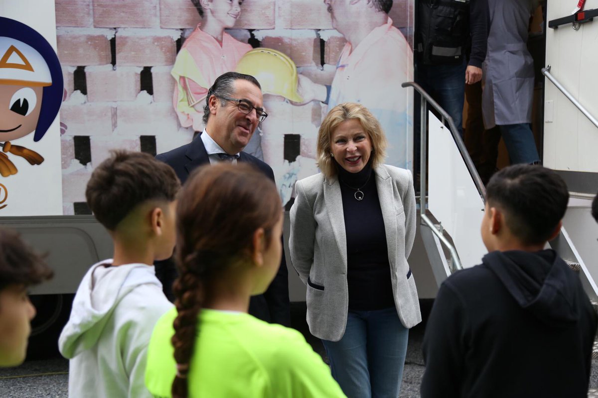 Los delegados de <a href="/EducaAnd/">Consejería Desarrollo Educativo y FP</a> y <a href="/EmpleoJunta/">Consejería de Empleo, Empresa y Trabajo Autónomo</a>, <a href="/Miguel_Briones_/">Miguel Briones</a> y <a href="/carmenssierra_/">Carmen Sánchez Sierra</a>, inauguran la XXIII campaña `Aprende a crecer con #seguridad´ en <a href="/CeipMalaga/">Ceip Manuel Altolaguirre (Málaga)</a>, focalizada en concienciar a estudiantes de 10 y 11 años de los peligros a los que nos exponemos a diario. #Prevención #PRL