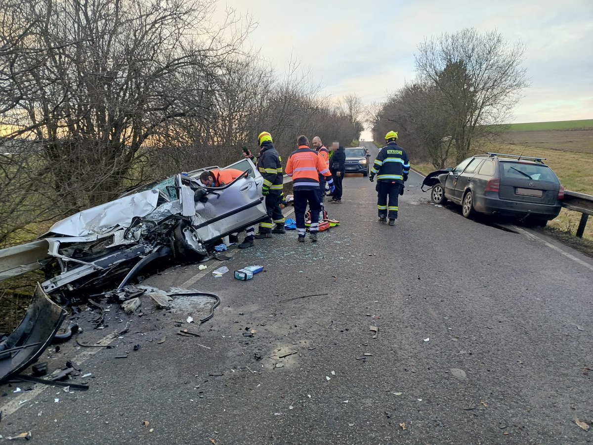 HZS_STC's tweet photo. 27. ledna 2025, 07:50, Nučice (Praha-východ)
Dnes ráno vyjeli profesionální hasiči z Říčan a Českého Brodu spolu s dobrovolnou jednotkou obce Kostelec nad Černými lesy k nahlášené dopravní nehodě dvou osobních automobilů nedaleko obce Nučice. Ve spolupráci se @ZZS_SCK hasiči vyprostili z vozidel dvě osoby, následně provedli protipožární opatření a zajistili uniklé provozní kapaliny.