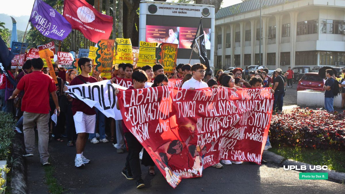 UPLBUSC's tweet photo. 𝗡𝗚𝗔𝗬𝗢𝗡: Sa pagsalubong ng panibagong semestre, inirerehistro ng mga mag-aaral ng UPLB ang iba't ibang panawagan sa ginaganap na First Day Rage.

Patuloy nating ikampyeon ang karapatan sa edukasyon para sa malayang pamantasan!

#UPLBFightBack
#UPLBHeedOurCalls
#FirstDayRage https://t.co/lBPtfg5P7a