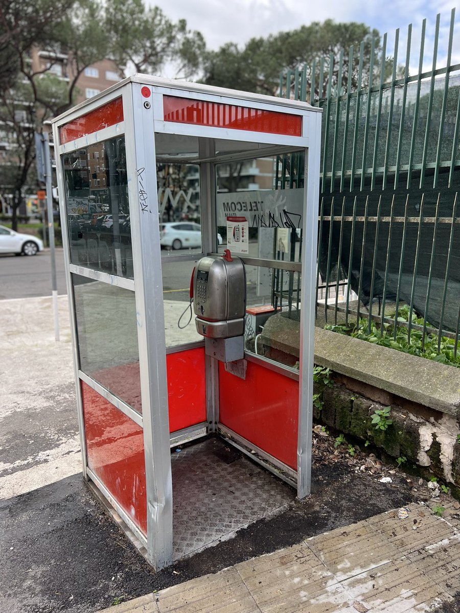 Oggi ho visto un addetto pulire con cura una cabina telefonica. Non dovevano essere dismesse? Qualcuno le usa ancora?