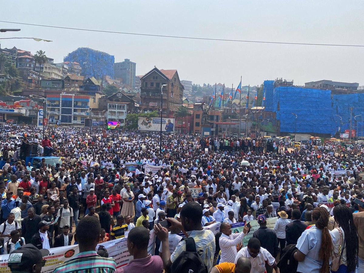 #RDC #M23: des milliers d’habitants de Bukavu au #SudKivu organisent une marche pacifique pour dire NON🚫 à la rébellion du M23 dans l'Est de la #RDC 🇨🇩.