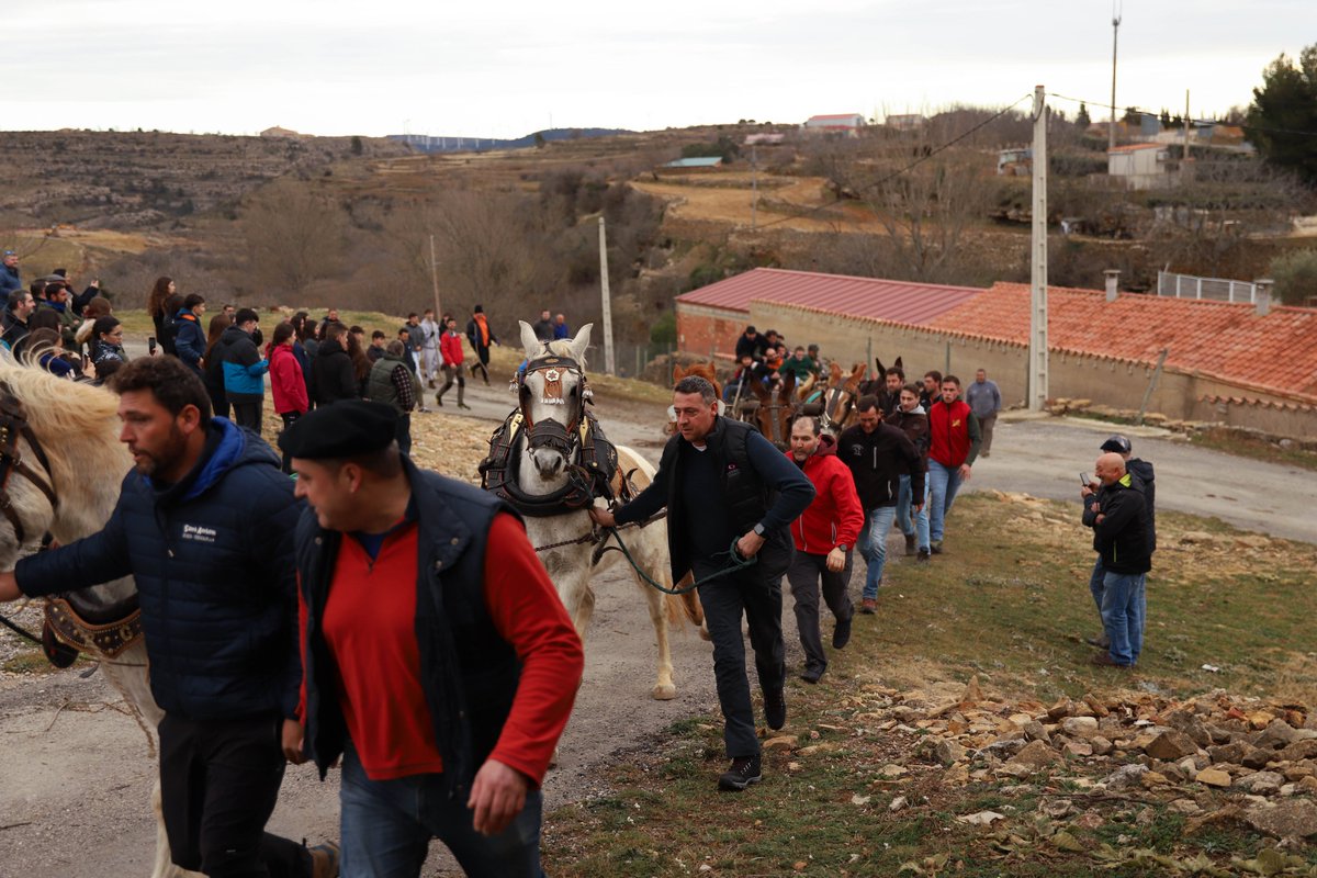 El sábado con pasteles, barracha 🍷 y vino. Los arrastres han recorrido caminos y calles, los arrastradores han comido unidos para dar paso a la Sanantonada por las calles. No han faltado las dichas  y ha ardido la hoguera 🔥

Y el domingo la misa, la bendición🐱 y la Ronda.