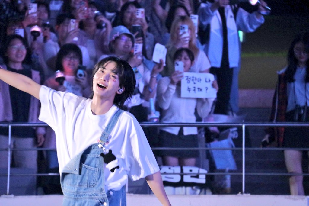 jeonghaniy04n's tweet photo. From:
“You're supposed to wait endlessly for the people you like.”
– Nana Tour Jeonghan 

To:
“Will you wait for me? Because the memories we made together will never be forgotten.” 
– Better Half Jeonghan

OH MY LOVE I PROMISE YOU, CARATS WILL ALWAYS BE HERE— WAITING. ALWAYS. 💫 https://t.co/15SbhnPNqS