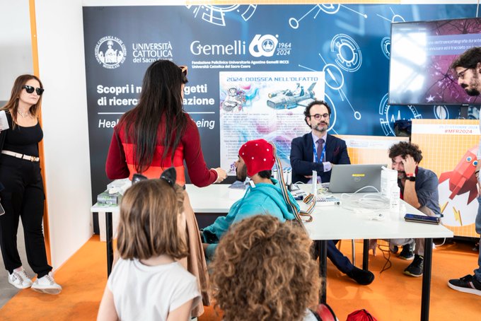 MakerFaireRome's tweet image. A #MakerFaireRome il progetto #Neuroscent, realizzato da @Unicatt per il tracciamento della capacità olfattiva oggettiva e la valutazione gustativa individuale, fonti di informazioni molto utili al settore sanitario e per l'industria alimentare e il monitoraggio #ambientale!