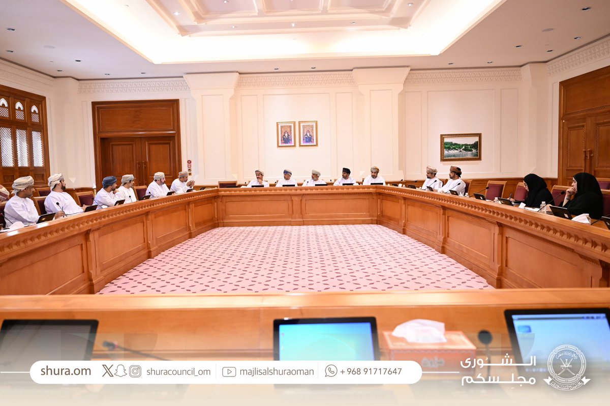 للوقوف على حيثيات إخطار مجموعة من موظفي #الطيران_العماني بعقد الاستقالة الطوعية بعد استبعادهم من الهيكلة الجديدة للشركة؛ 

⏮️ #لجنة_الشباب والموارد البشرية تلتقي بمجموعة من موظفي الطيران العماني والاتحاد العام لعمال #سلطنة_عُمان.