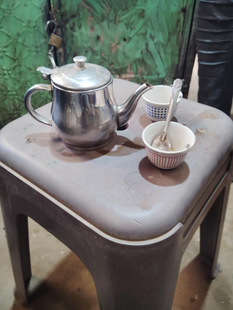 أشرب قهوتك، أعتنق الصمت ولا تأخذ الناس على محمل الجد، لا تأخذ الحياة على عاتقك ولاتبالغ في عاطفتك ولاترضي أحدأ رغما عنك .!