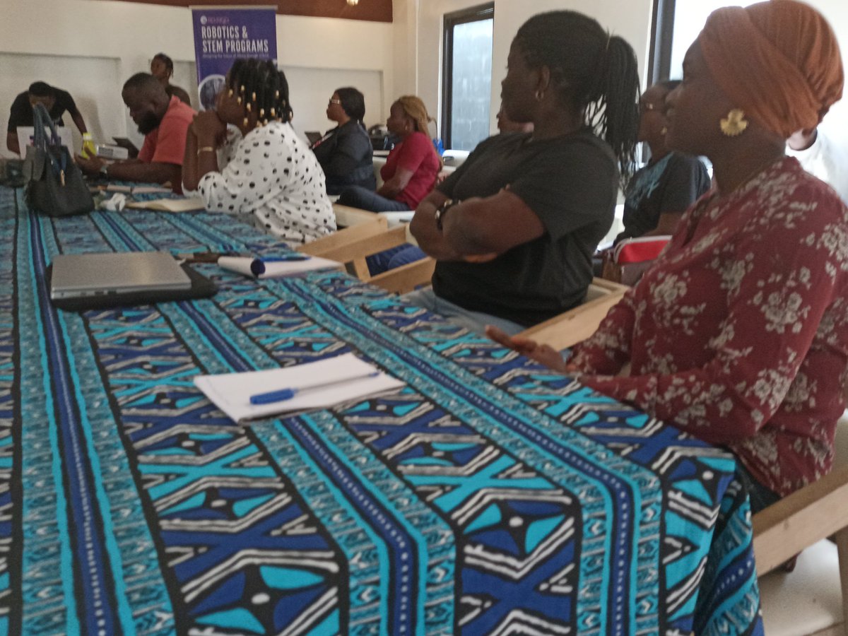 Démarrage effectif ce matin de la formation des formateurs pour le projet 10FOR250 au profit des 10 représentants de 10 ONG. 
Une fois formés, les participants devront restituer les connaissances acquises auprès des jeunes filles dans les CEG.
#USinBenin
#10for250
#femcoders15