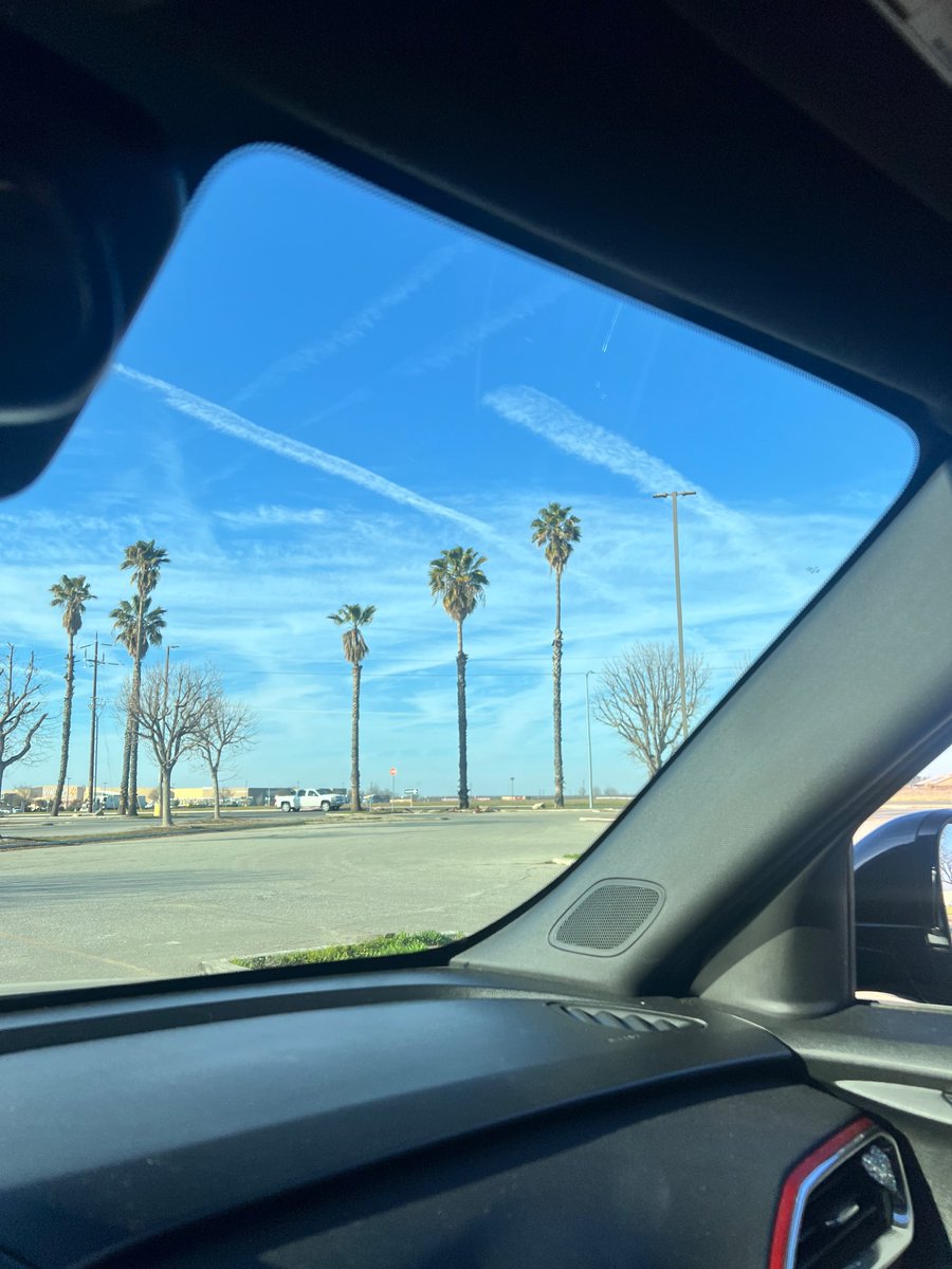 danskat's tweet photo. @jasonwoody @sbllntyn @GeneralJoeM171 I saw trails Sat. Blue skies, thick trails that were there when I first looked. 30 minutes later they were still there. I watched a few commercial planes and they flew up and out of sight. They had small trails that dissipated immediately. Completely different. Sun random rain. https://t.co/OwMmKSyTfj