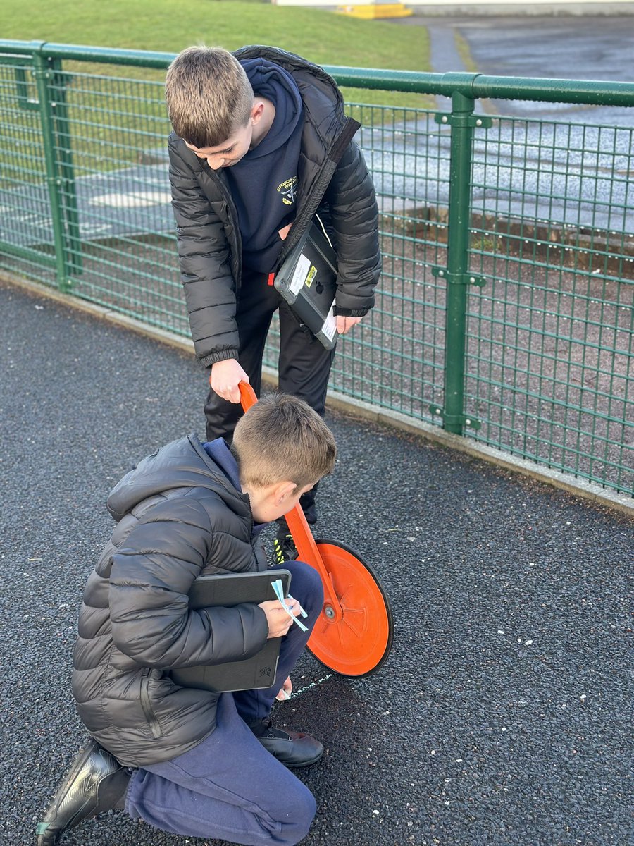 Using our knowledge of the SDT formula to measure the speed of our gliders ✈️ <a href="/stfrancisoa/">St Francis of Assisi</a> <a href="/UofGfemeng/">UofG FemEng</a> #STEM