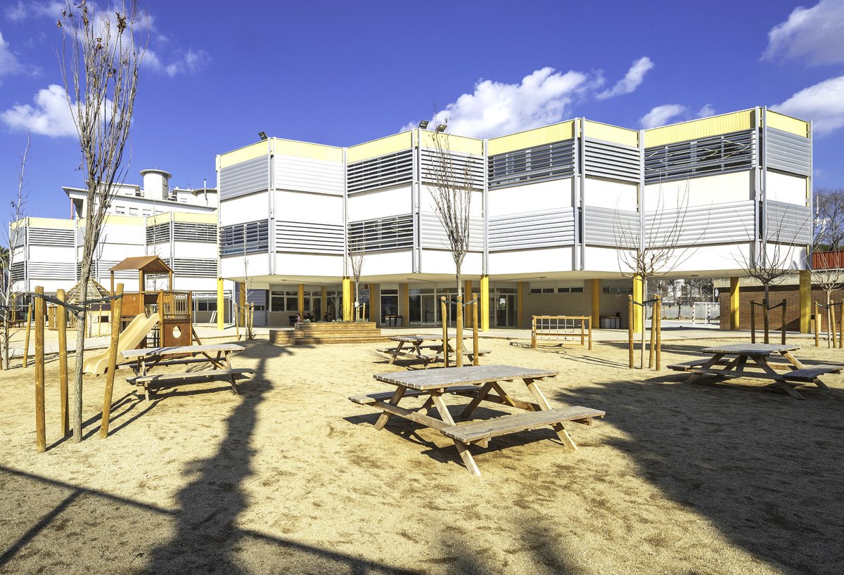 consorciedubcn's tweet photo. 🎒El curs 2025-26 Barcelona tindrà dos nous instituts escola:

🔹@E_EnricGranados (La Marina)
🔹@escolatomasmor1 (Canyelles)

✨Aquestes transformacions milloraran l’oferta pública a les seves zones i hi augmentaran les places de proximitat a 1r d’ESO. 

ℹ️https://t.co/2CrPT8eLYo https://t.co/Iwi6pDeu2h