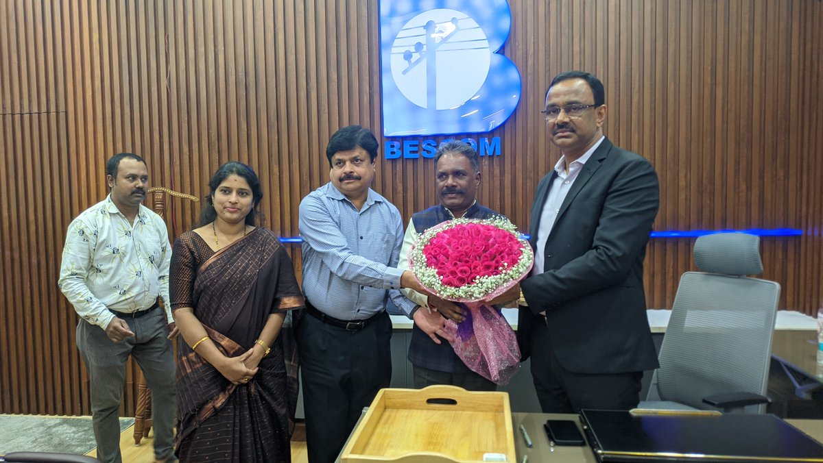 ಬೆಸ್ಕಾಂ ಎಂಡಿಯಾಗಿ  ಡಾ. ಎನ್‌ . ಶಿವಶಂಕರ ಅಧಿಕಾರ ಸ್ವೀಕಾರ 

ಬೆಂಗಳೂರು: ಬೆಸ್ಕಾಂ ವ್ಯವಸ್ಥಾಪಕ ನಿರ್ದೇಶಕರಾಗಿ ಹಿರಿಯ ಐಎಎಸ್‌  ಅಧಿಕಾರಿ ಡಾ. ಎನ್.‌ ಶಿವಶಂಕರ ಅವರು ಸೋಮವಾರ ಅಧಿಕಾರ ಸ್ವೀಕರಿಸಿದರು. 
ಬೆಂಗಳೂರು ಗ್ರಾಮಾಂತರ ಜಿಲ್ಲಾಧಿಕಾರಿಯಾಗಿದ್ದ ಡಾ. ಎನ್.‌ ಶಿವಶಂಕರ ಅವರನ್ನು ಬೆಂಗಳೂರು ವಿದ್ಯುತ್‌ ಸರಬರಾಜು ಕಂಪನಿಯ  (ಬೆಸ್ಕಾಂ)