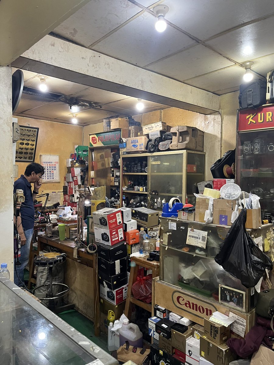 mascivilservant's tweet photo. @aimr0d Persis salah satu tempat service kamera di Pasar Baru Jakarta, legend ✨ https://t.co/ZyoJpamVzH