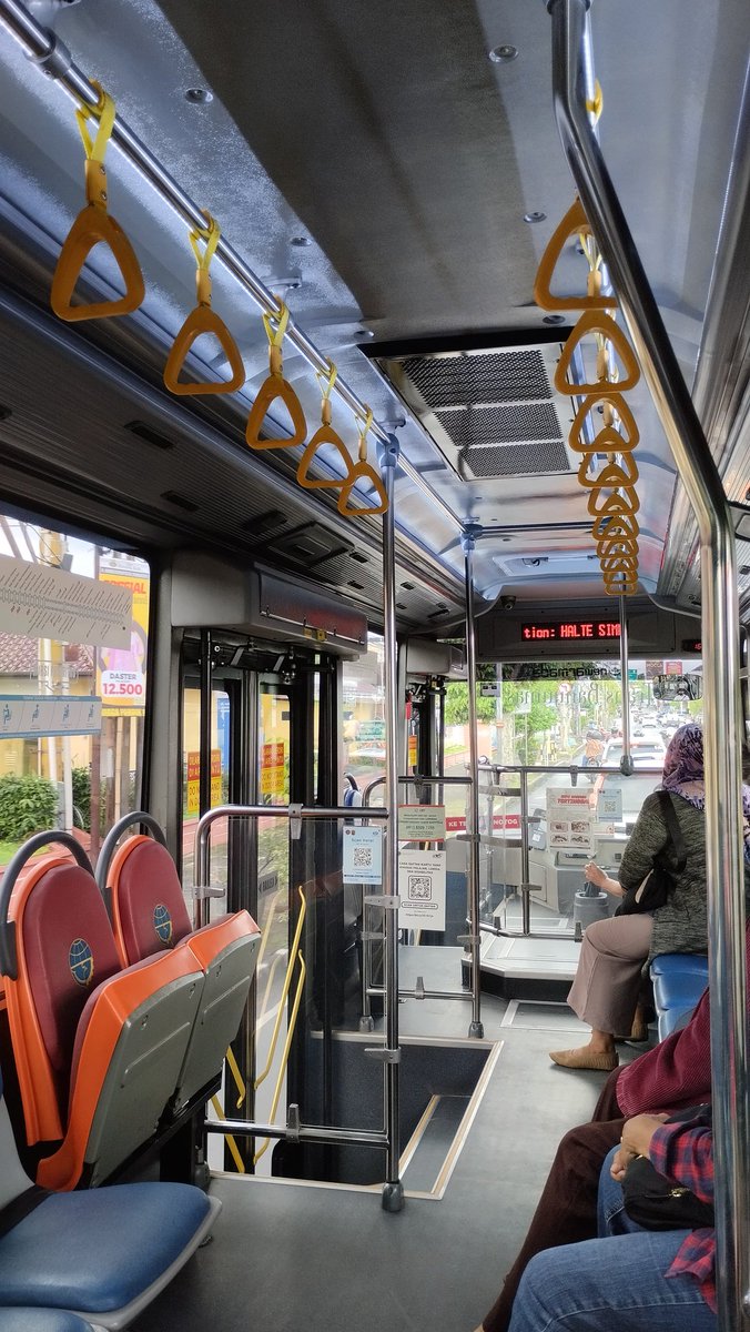 vaduh_daw's tweet image. Culture shock pas naik Trans Banyumas:

Hampir semua yg turun pada bilang ke supir, "Makasih/matur nuwun ya mas".