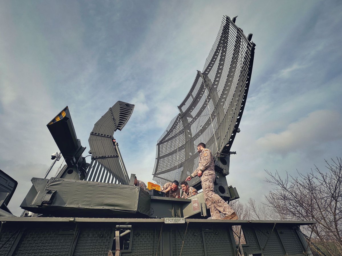 EMADmde's tweet photo. Labores de mantenimiento del radar 📡del  #DATTigru que España tiene desplegado en Rumanía. Una tarea fundamental para garantizar su operatividad y asegurar la vigilancia del espacio aéreo de la Alianza. #MOPS #WeAreNATO @EjercitoAire https://t.co/JDAsnnp8tG