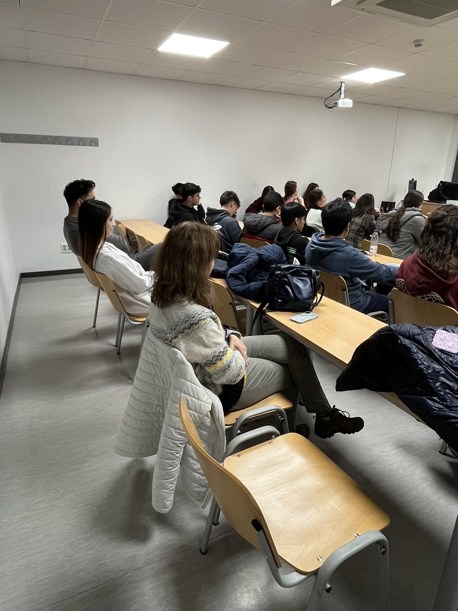 RSEQSTCAS's tweet photo. ✨ Durante el mes de enero, alumnos de 4º de ESO y 2º de Bach visitaron la Facultad de Ciencias de la @UVa_es para realizar experimentos divulgativos dentro del programa "Acércate a la Química", organizado por la STCAS de la @RSEQUIMICA 

¡Gracias por venir! 💙 https://t.co/rMQjWV37xt