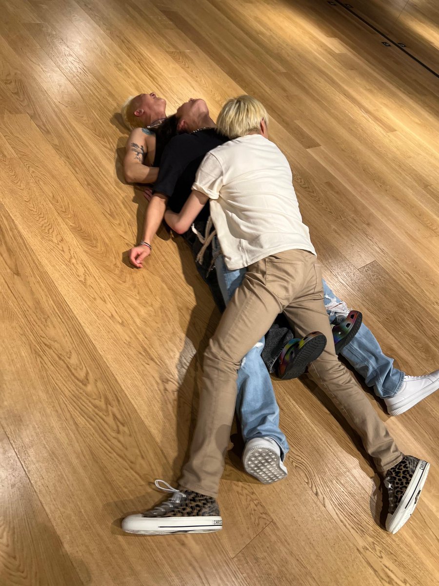 __mochiimochii's tweet photo. jinu’s way of reassuring is pure comfort 💙 https://t.co/1vZP2Qv2D4