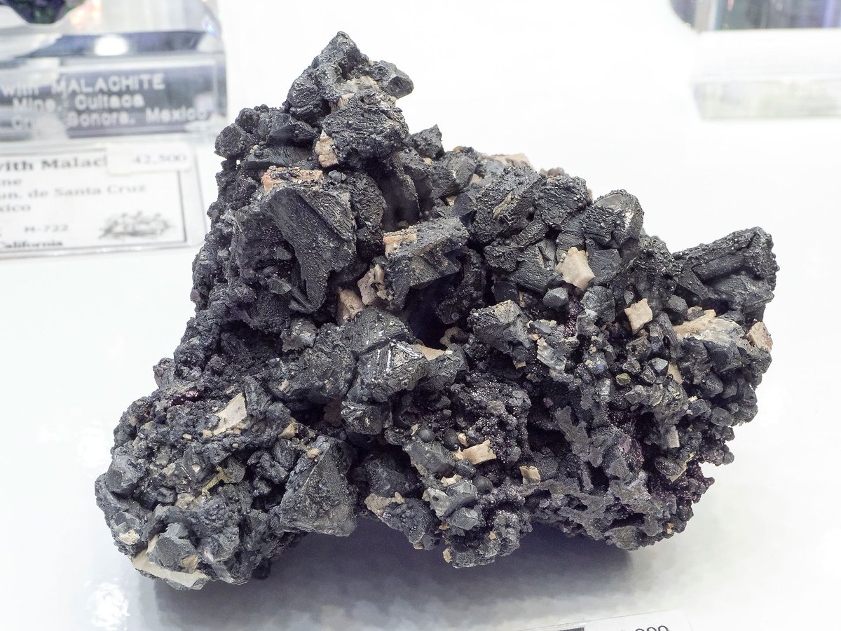 Big and rare crystals of native #Bismuth from Schlema, Germany.

#minerals #crystals #mineralcollecting #mineralexpert #rockhounding #mineralogy