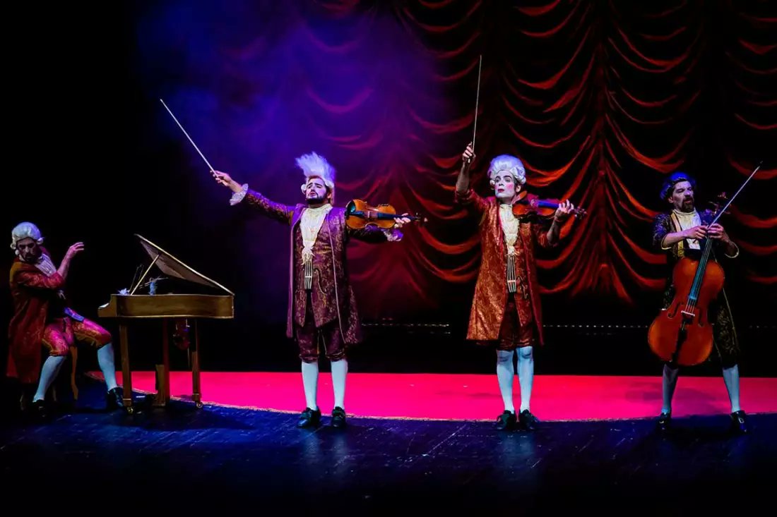 ÚLTIMOS DÍAS - 'Maestrissimo'🎻
Las aventuras y desventuras de un cuarteto de cuerdas barroco. El espectáculo perfecto para comprobar que la música clásica es divertidísima.
Ve a ver a <a href="/yllanaoficial/">Producciones Yllana - Oficial</a> a <a href="/laestacionppio/">Gran Teatro CaixaBank Príncipe Pío </a> 👉 bit.ly/3POKfeL