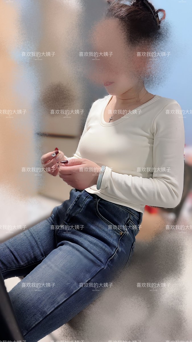 明天就是年了，一家人坐着聊天呢
已经和我爸妈说好了，明天爸妈过来，今年在家里过年，大姐不孤单了 https://t.co/xEioh9AcpK